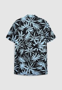 Camicetta nera a maniche corte con un motivo di foglie tropicali blu. Il tessuto sembra leggero, con una vestibilità rilassata e colletto classico.