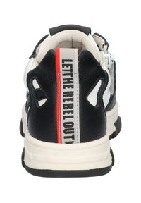 Zwarte en witte sneaker van textuurleer, met een rode accentstrook en een hieltab met de tekst "LET ME REBEL OUT" in vette letters.