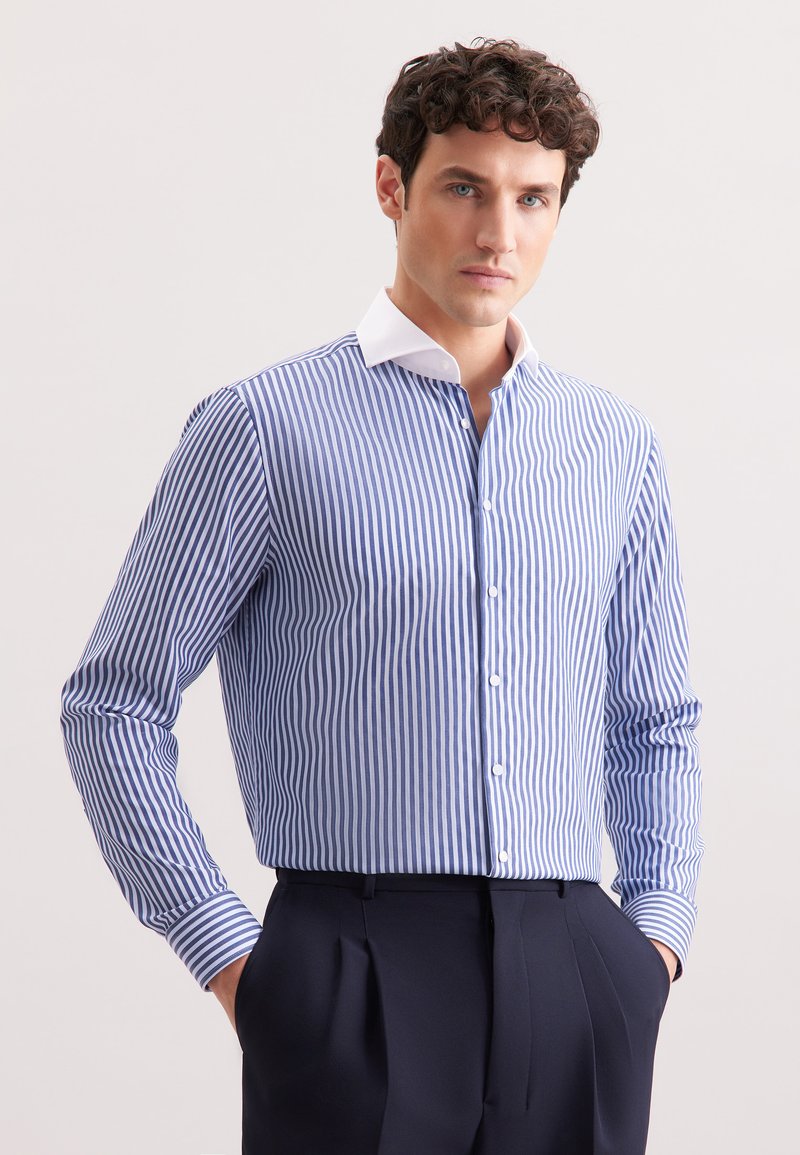 Camicia a righe blu e bianche con colletto bianco a tinta unita, maniche lunghe e chiusura con bottoni, realizzata in tessuto leggero.