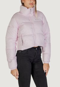 Giacca puffer rosa corta con colletto alto, dotata di zip frontale e tasche laterali con zip, realizzata in tessuto liscio e leggero.