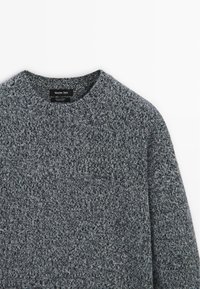 Maglione grigio a maglia con scollo rotondo e tessuto texture. Presenta un'etichetta con la scritta "Massimo Dutti" sul colletto.