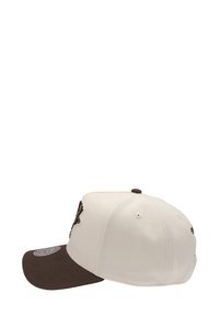 Gorra con una parte superior beige y una visera marrón, con detalles bordados en la parte frontal y agujeros de ventilación en los laterales.