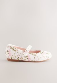 Chaussure plate blanche à bout arrondi avec une bride. Présente un motif floral avec des accents roses et verts. Texture lisse ressemblant à du cuir.