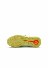 Suela de zapato deportivo verde y blanca con una superficie de goma amarilla texturizada. Presenta un logo naranja y detalles en la entresuela para tracción.