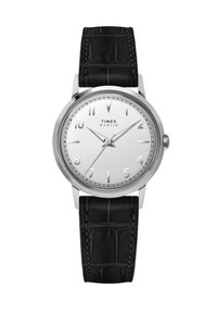 Reloj redondo plateado con un dial blanco, correa de cuero con patrón de cocodrilo negro, manecillas plateadas y marcadores en números arábigos en las posiciones de las horas.