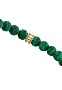 Bracciale in malachite verde con perle rotonde alternate e un accento in tono oro con la scritta "SABO" incisa, per aggiungere contrasto e dettaglio.