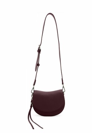 Borsa a tracolla in pelle bordeaux con una forma curvata, tracolla regolabile e dettagli in metallo argentato; presenta un dettaglio a frange sulla tracolla.
