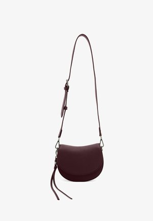 Borsa a tracolla in pelle bordeaux con una forma curvata, tracolla regolabile e dettagli in metallo argentato; presenta un dettaglio a frange sulla tracolla.
