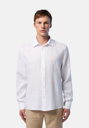 Camicia bianca in lino a maniche lunghe con chiusura a bottoni e una consistenza morbida. Presenta un colletto classico e un discreto dettaglio del logo sul petto.
