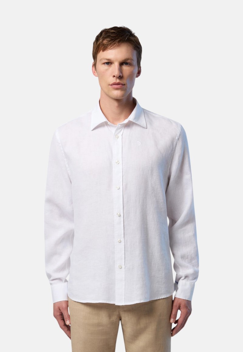 Camicia bianca in lino a maniche lunghe con chiusura a bottoni e una consistenza morbida. Presenta un colletto classico e un discreto dettaglio del logo sul petto.
