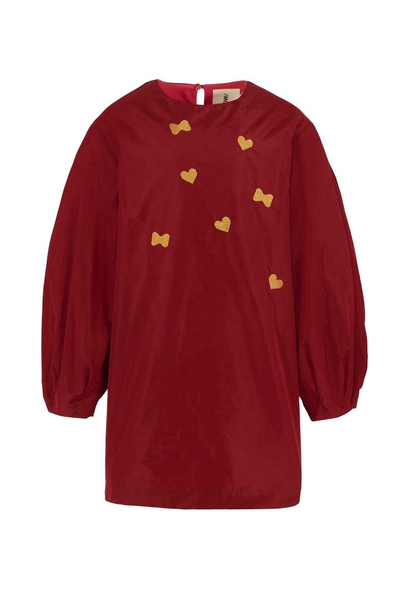 Robe en velours rouge avec des manches bouffantes, ornée de cœurs jaunes et de nœuds, encolure ronde et petite fermeture éclair au dos.