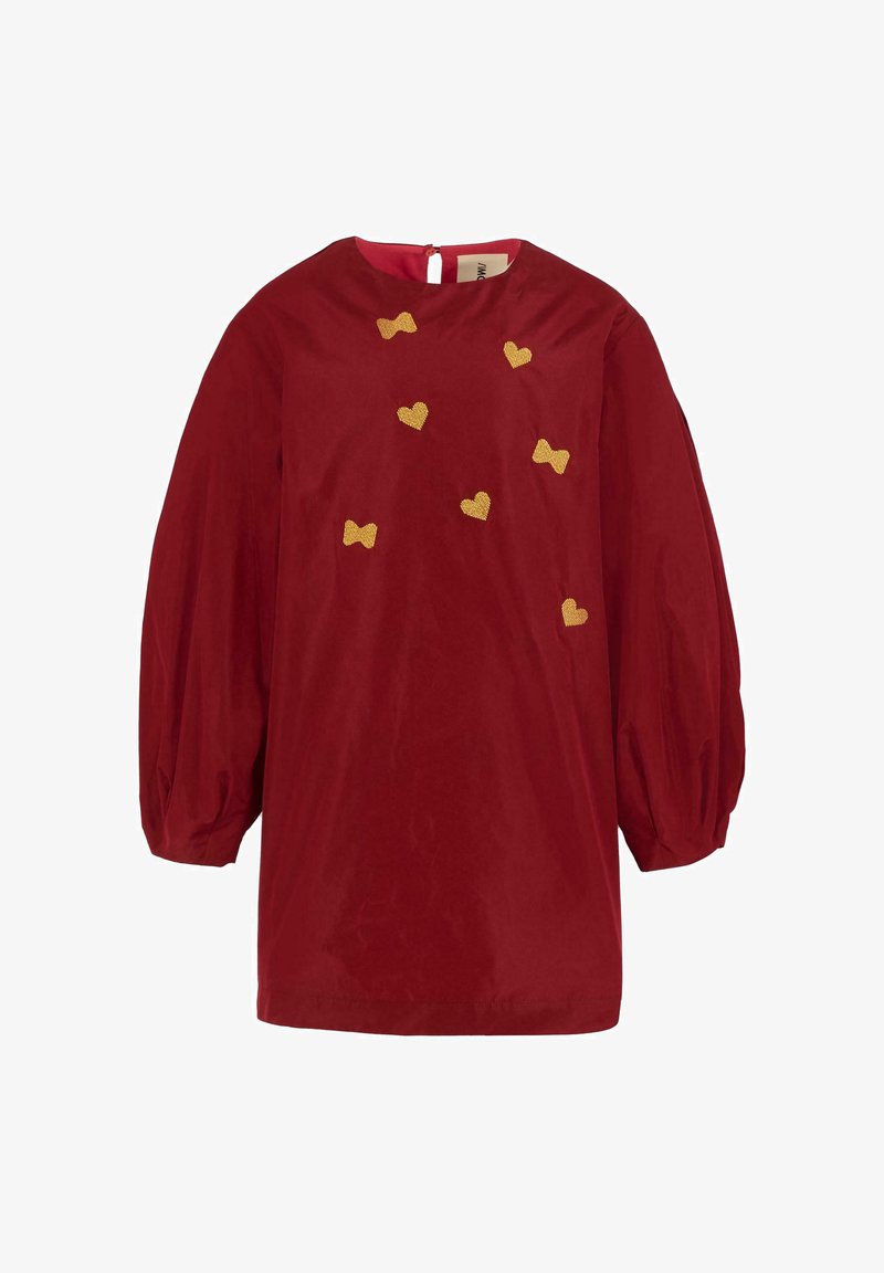 Robe en velours rouge avec des manches bouffantes, ornée de cœurs jaunes et de nœuds, encolure ronde et petite fermeture éclair au dos.