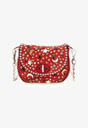 Borsa a mano in pelle rossa con tracolla a catena in argento, decorata con stelle metalliche, lune e rhinestones colorati sulla superficie. Forma arrotondata e chiusura a moschettone.