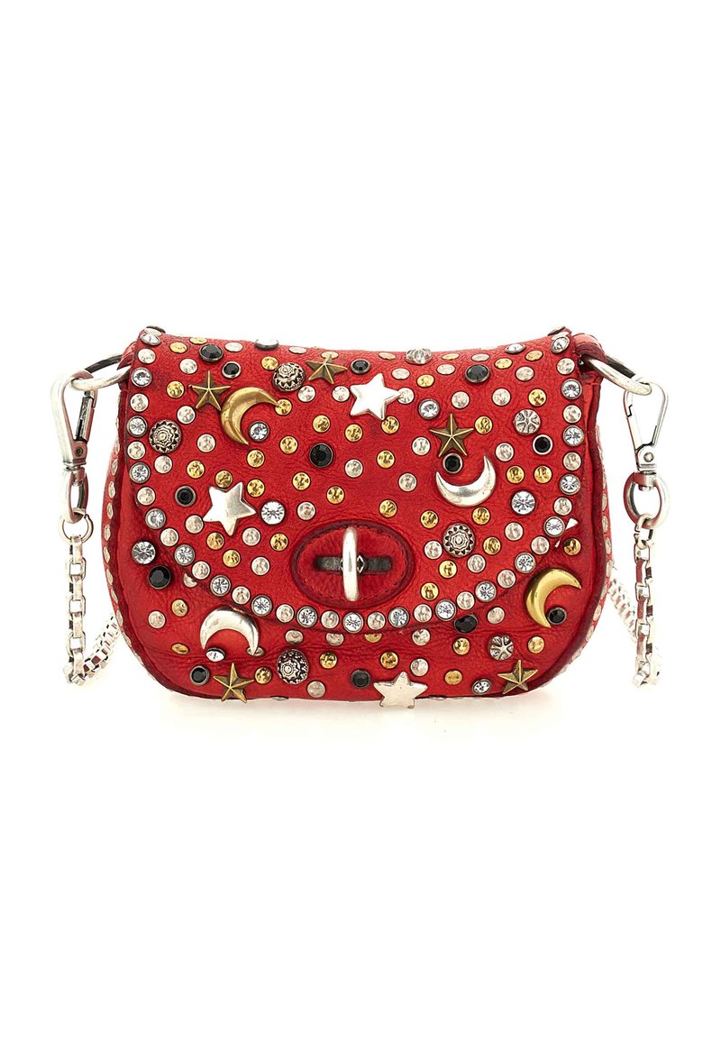 Borsa a mano in pelle rossa con tracolla a catena in argento, decorata con stelle metalliche, lune e rhinestones colorati sulla superficie. Forma arrotondata e chiusura a moschettone.