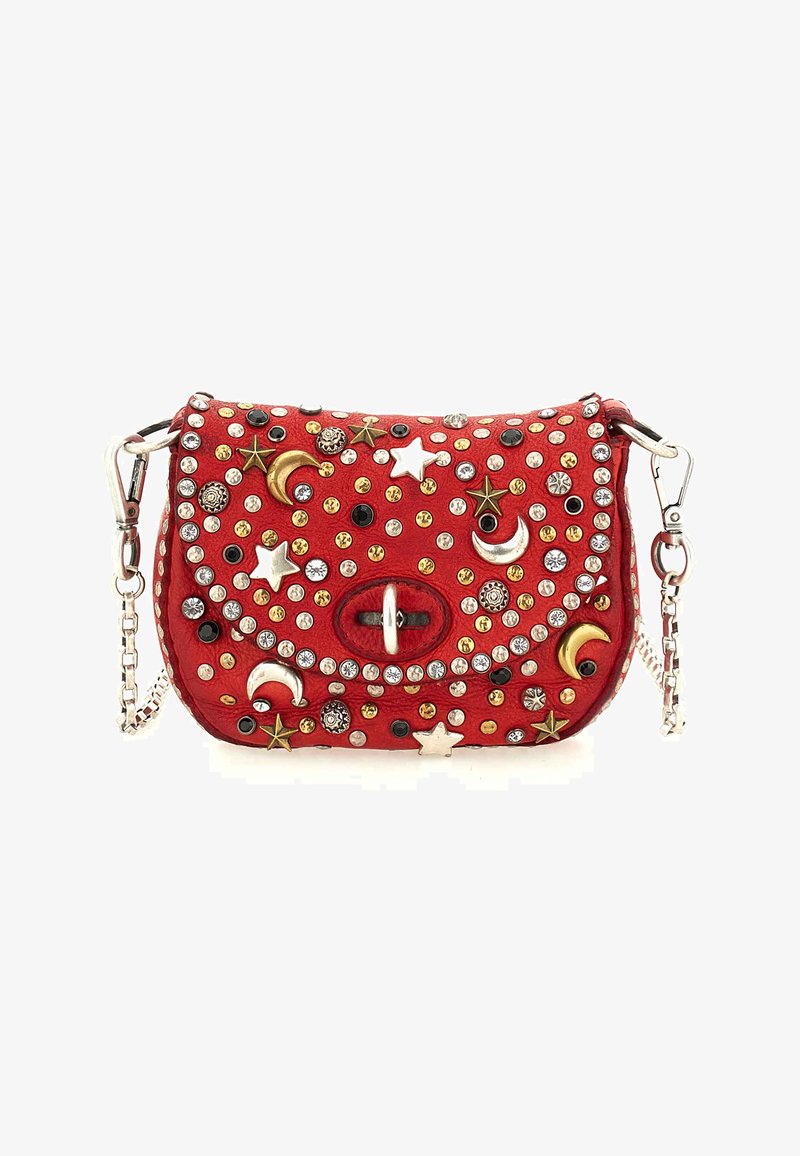Borsa a mano in pelle rossa con tracolla a catena in argento, decorata con stelle metalliche, lune e rhinestones colorati sulla superficie. Forma arrotondata e chiusura a moschettone.