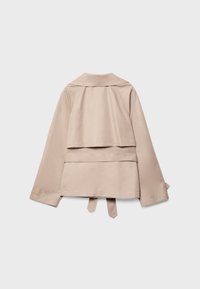 Trench-coat beige à manches longues avec détail de la martingale au dos et ceinture attachée, présenté à plat sur un fond gris clair uni.