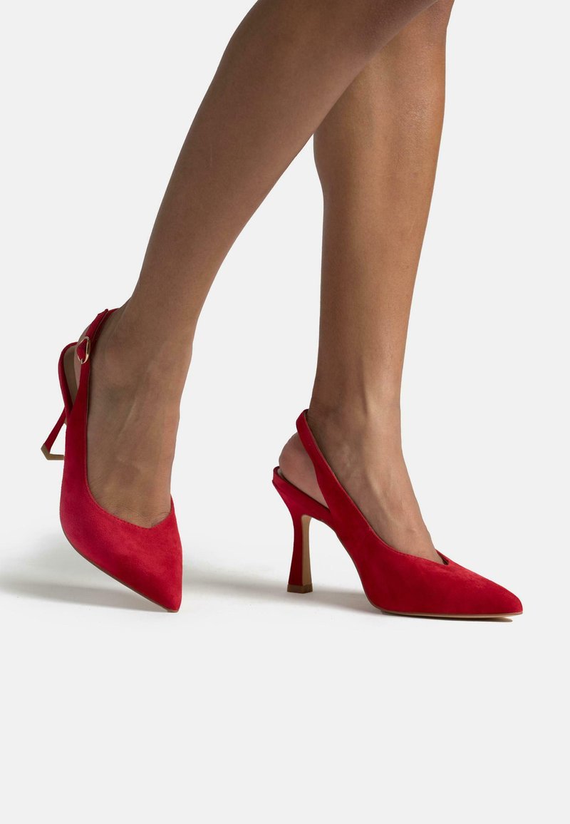 Rote Wildleder Slingback-Pumps mit spitzem Zehenbereich, schlankem Stiletto-Absatz und einem Knöchelriemen mit einem kleinen metallischen Akzent.