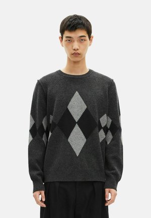 Gray knit sweater featuring a diamond pattern in black and light gray. Classic crew neck and long sleeves, with ribbed cuffs and hem.
