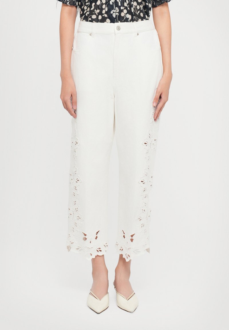 Pantaloni albi cu picioare largi, cu broderii florale la tiv. Confectionati dintr-un material usor, cu inchidere cu nasture si buzunare frontale.
