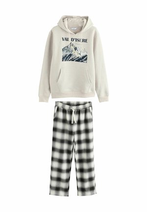 Hellgrau Hoodie mit einem maritimen Grafikdesign von Bergen und dem Text "VAL D'ISERE." Schwarz-weiße karierte Flanellhose mit elastischem Bund.