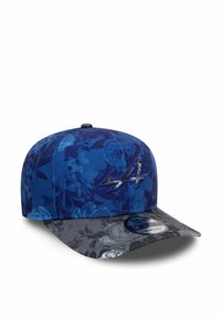 Niebieska kwiatowa czapka z granatową podstawą, wzorzystym materiałem i szarym daszkiem. Posiada metaliczne logo z przodu oraz zapięcie typu snap-back.