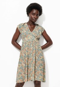 Robe à imprimé floral en bleu, crème et orange, avec un col en V, des manches courtes et une taille cintrée qui se termine par une jupe évasée. Texture de tissu douce.