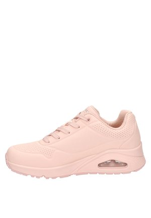 Lichtroze atletische sneaker met veterontwerp, geperforeerde details en zichtbare dempingseenheid in de zool, getoond vanaf de buitenkant.
