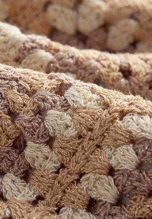Lakana na woven yenye muundo ikionyesha vikundi vinavyobadilishana vya nyuzi za rangi ya krimu, beige, na hudhurungi nyepesi huku ikiwa na nyuzi za metali zisizo na nguvu.