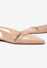 Scarpe slingback in pelle verniciata nude con punta affusolata, dotate di doppio cinturino e dettagli in fibbia argentata. Finitura liscia e lucida.