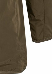 Veste vert olive foncé avec une finition lisse et brillante. Présente une coupe droite, des poignets élastiques et des coutures simples le long des ourlets.