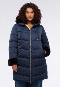 Marineblaue Steppjacke mit horizontalem Rautensteppmuster, Faux-Fur-Bündchen, Reißverschluss und verstellbarem Kordelzug an der Kapuze. Glattes, glänzendes Material.