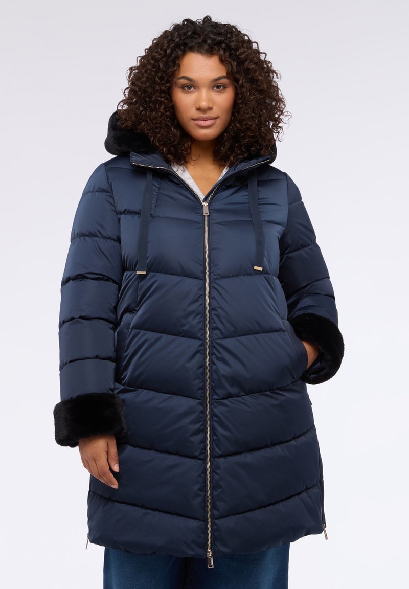 Marineblaue Steppjacke mit horizontalem Rautensteppmuster, Faux-Fur-Bündchen, Reißverschluss und verstellbarem Kordelzug an der Kapuze. Glattes, glänzendes Material.