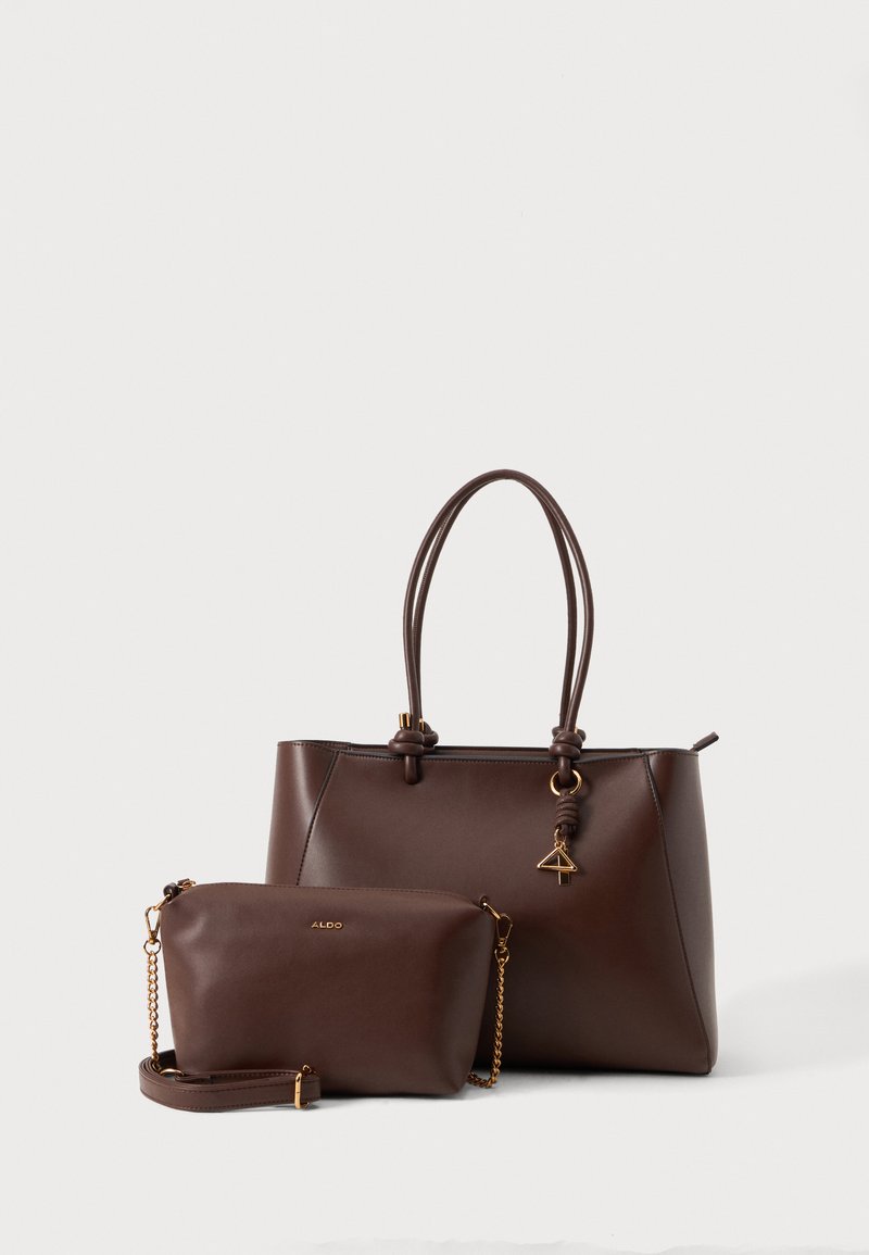 Deux sacs en cuir marron foncé : un grand cabas avec double anse et un petit charm en or, un plus petit sac bandoulière avec une chaîne en or.