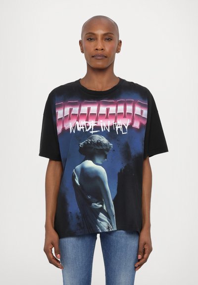 Tricou grafic negru cu un design cu statuie albastră, textul "MADE IN ITALY" în roz, croială oversized, mâneci scurte și guler rotund.