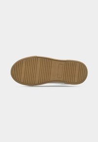 Λαστιχένια σόλα με υφή και αυλακωτό σχέδιο. Χρώμα καφέ με λείο φινίρισμα και ελαφριά ευκαμψία, κατάλληλη για πρόσφυση και άνεση.