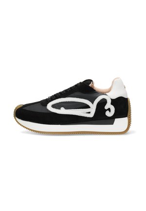Baskets en suede noir avec des accents blancs, semelle en caoutchouc et un design de contour cousu unique. Présentent une tige en maille noire et un marquage minimal.