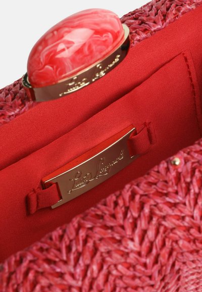 Rød vævet håndtaske med en glat, rød marmorlukning og guldfarvet hardware. Indvendigt har tasken en matchende stofforing med en logoplate.