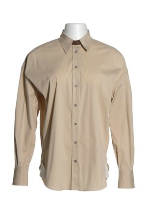 Chemise beige à manches longues avec boutons et col classique, présentée sur un buste de mannequin blanc sur fond uni.