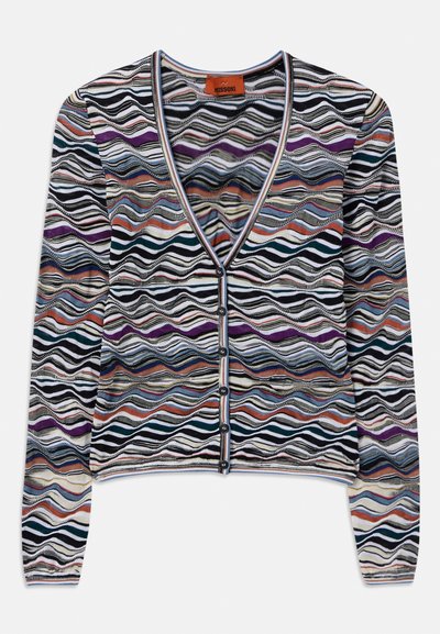 Cardigã multicolorido com um padrão ondulado em tons de preto, roxo e azul. Possui decote em V, mangas longas e fecho frontal com botões.