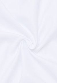 Witte stof met een gladde textuur, met een lichte glans en een golvend patroon dat is ontstaan door de gedrapeerde opstelling.