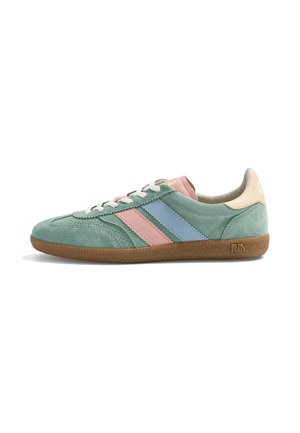 Baskets en daim vert avec des bandes latérales roses et bleues, lacets blancs, languette beige au talon et semelle en gomme avec motif texturé.