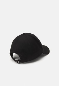 Melna beisbola cepure, izgatavota no kokvilnas, ar izliekto mali, regulējams metāla siksniņa aizmugurē un sešu paneļu konstrukcija.