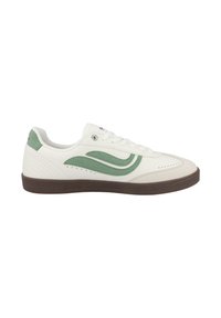 Sneakers bianchi con accenti in suede verde, tomaia sintetica testurizzata, dettagli perforati e suola in gomma marrone. Presentano un classico design con lacci.