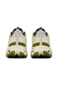 Sportschuhe in Beige und Olivgrün, mit einem strukturierten Obermaterial, verstärktem Absatz und einer markanten Profilsohle für besten Halt.
