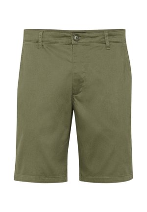 Oliivinvihreät shortsit, joissa on sileä pinta, muotoiltu istuvuus, etupainike suljenta ja kaareva helma. Ei näkyviä kuvioita tai koristeluja.