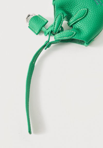 Πράσινο δερμάτινο λουράκι με υφή, διακοσμημένο με ασημένιο κρίκο και πόρπη σε απλό λευκό φόντο.