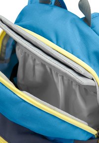 Sac à dos bleu avec des accents gris et jaunes, doté d'un intérieur spacieux et d'un compartiment lisse et doublé pour une protection supplémentaire. Fermeture éclair.