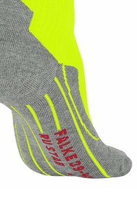 Nahaufnahme einer Socke mit grauem Grund und lebhaften gelben Akzenten, gestaltet mit strukturierten Mustern und rotem Text, der die Größe angibt.