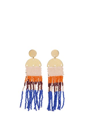 Okrągłe kolczyki w odcieniu złota z górną częścią w kształcie półkola oraz wielokolorową koralikową frędzlem w beżowych, pomarańczowych, brązowych i niebieskich nitkach.