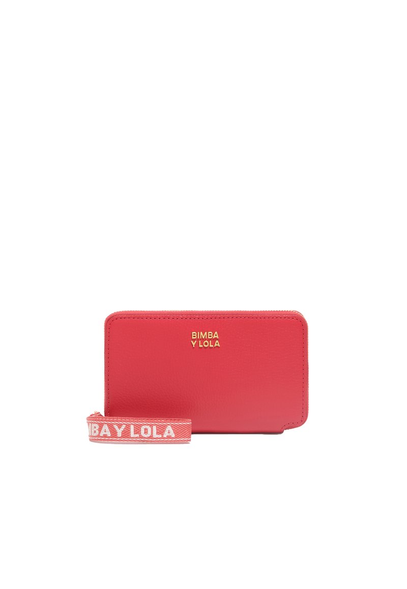 Raudona odinė piniginė su tekstūruotu paviršiumi, auksinės spalvos logotipas ir nuimama dirželio juosta su "BIMBA Y LOLA" balta spalva. Uždarymas užtrauktuku.